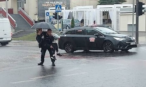 Zielonogórscy policjanci pomagali mieszkańcom w czasie ogromnej ulewy, która przeszła nad miastem.