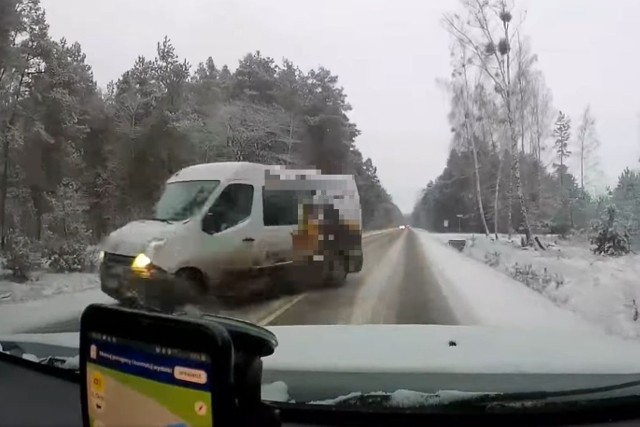 Wojszki. Wypadek busa na DK 19. Omal nie zderzył się czołowo z innym autem. Nagrywający oszukał przeznaczenie