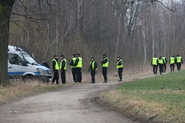 Policjanci przeczesują okolice Krępnej po zabójstwie Dietera Przewdzinga.