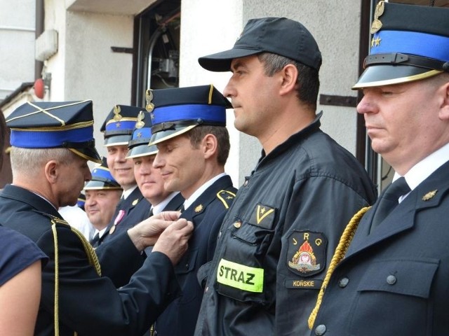 Odznaczenia wyróżnionym strażakom wręczył Z-ca Komendanta Wojewódzkiego PSP st. bryg. Grzegorz Ryski.