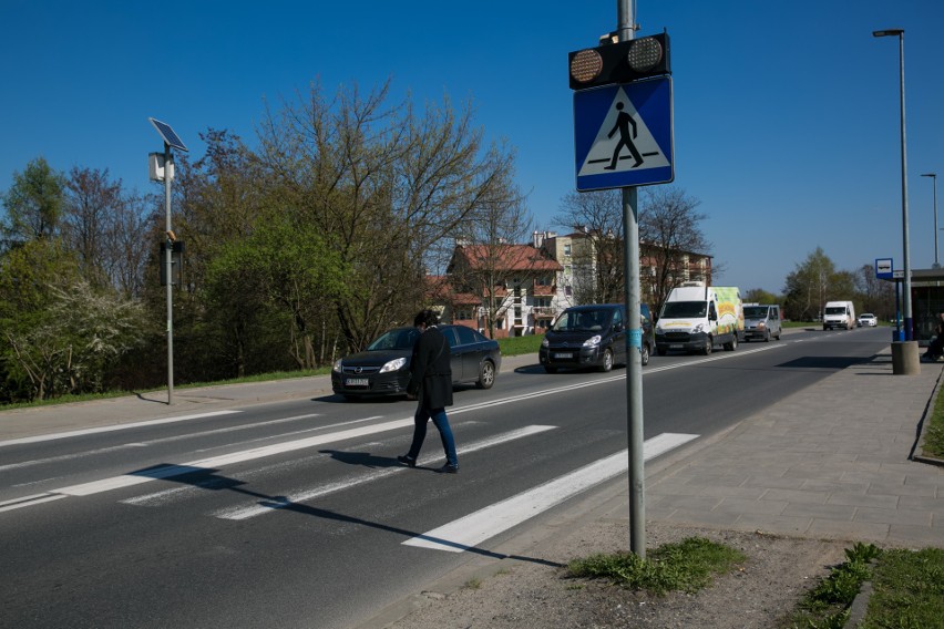 Przechodząc przez jezdnię należy zawsze upewnić się, czy...