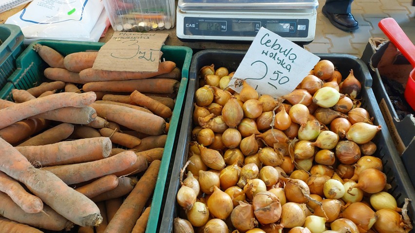 Ceny warzyw i owoców na targowisku w Ostrowcu Świętokrzyskim. Sporo osób robiło zakupy. Zobaczcie zdjęcia 