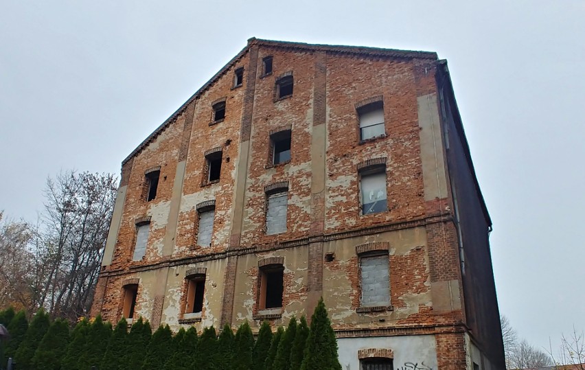 Nowy Sącz. Kiedyś tętniły życiem, dzisiaj straszą. Najbrzydsze miejsca w mieście. Zobacz w naszej galerii