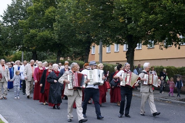 16 września w Miejskim Domu Kultury w Rzepinie odbył się festiwal zespołów amatorskich, które na co dzień graja w Domach Kultury, świetlicach, parafiach itp. Mieszkańcy mogli oglądać występy zespołów z różnych miejscowości, które na zaproszenie zespołu "Wrzos" przyjechały uświetnić festiwal swoim występem. - To doskonała forma integracji  zespołów folklorystycznych, kochających muzykę oraz śpiew. Stwarzają doskonałą okazję do nawiązywania nowych znajomości i wymiany doświadczeń -  mówią "Wrzosy", które od lat są organizatorami festiwalu.Zobacz też: