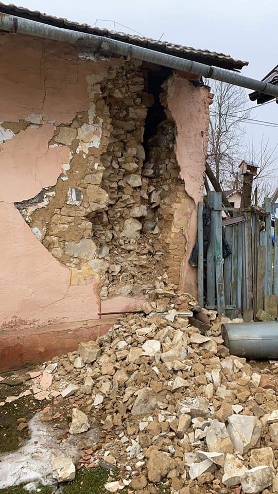 Walący się zabytkowy dom w Zagajach Smrokowskich w gminie...