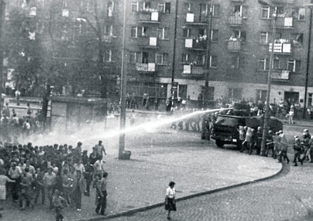 Demonstrację w rocznicę porozumień sierpniowych, która przed gorzowską katedrą odbyła się 31 sierpnia 1982 r., rozpędziła bezpieka, milicja i ZOMO, używając m.in. armatek wodnych.
