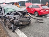 Poważny wypadek na A4 koło Tarnowa. Trzy osoby ranne po zderzeniu trzech samochodów. Autostrada w stronę Krakowa była zablokowana. Zdjęcia