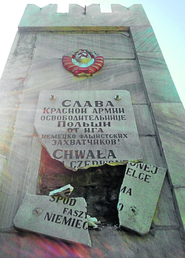 Tablica z napisem: "Chwała Armii Czerwonej wyswobodzicielce Polski spod jarzma faszyzmu niemieckiego" została rozbita