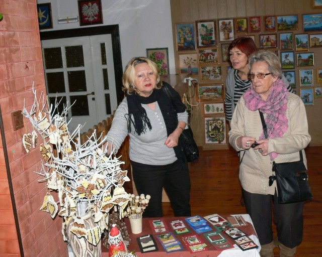 Goście z Nowej Dęby podziwiali ozdoby wykonane przez mieszkańców Domu Pomocy Społecznej w Tarnobrzegu.
