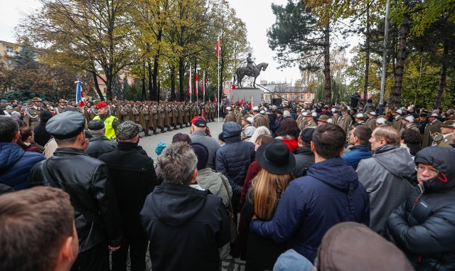 Tłumy rzeszowian na odsłonięciu pomnika marszałka Józefa Piłsudskiego. Galeria zdjęć z uroczystości.