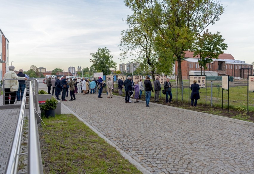 Wystawa "Rozbarczanie na starej fotografii" dostępna dla...