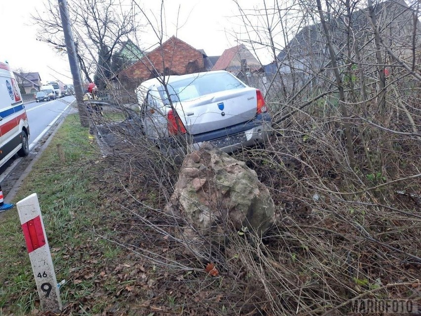 Wypadek w Gorzowie Śląskim. Dacia wypadła z drogi i...