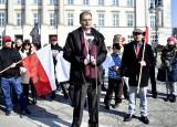 Marsz "Wolność to my". Demonstracja antyszczepionkowa w Radomiu. Wśród haseł "pseudo epidemia" koronawirusa i uchodźcy z Ukrainy [ZDJĘCIA]