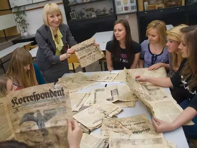 Uczennice liceum działającego w ZSOiT pod okiem nauczycielki języka niemieckiego rozszyfrowują treści z niemieckich gazet z 1936 roku.