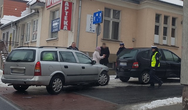 Kolizja wydarzyła się w piątek, 20 stycznia, na ul. Fabrycznej w Zielonej Górze. Jedno auto zajechało drugiemu drogę. Do zderzenia dwóch aut doszło w piątek, 20 stycznia, w Zielonej Górze.Kierowca renault scenica chciał wjechać na ul. Fabryczną. Zapomniał jednak o ostrożności i wjechał prosto pod prawidłowo jadącego opla astrę. Auta zderzyły się, choć niegroźnie. Na miejsce przyjechała zielonogórska drogówka. Na szczęście nikomu nic się nie stało. To tylko kolizja. Czytaj też: http://www.gazetalubuska.pl/polska-i-swiat/a/grozny-wypadek-w-mierzecicach-zdjecia-wideo-ciezarowy-tir-wjechal-w-sklep,11673360/Zobacz również: Koniec dobrej passy. Po raz pierwszy od 5 lat policja zanotowała wzrost liczby wypadków i ofiar śmiertelnych