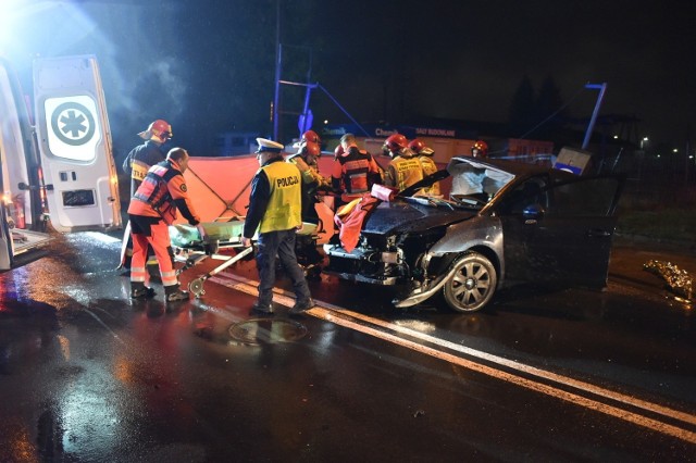 Na ul. Spółdzielczej w Lesznie doszło do wypadku, w którym zostały ranne dwie osoby - 19-letni kierowca i 20-letnia pasażerka. Zobacz więcej zdjęć ---->