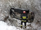 Wypadek w Grochowcach koło Przemyśla. Audi A6 zjechało z drogi i przewróciło się. Do szpitala trafiła kobieta w ciąży [ZDJĘCIA]