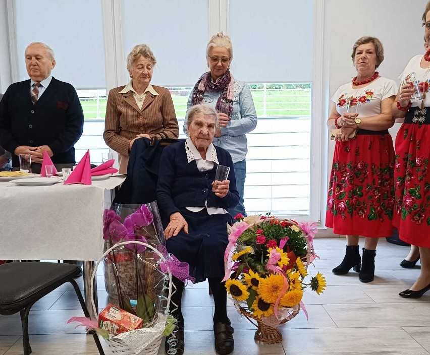 Pani Otolia z gminy Pawłów obchodziła 104 urodziny. Jej sposób na długowieczność to kieliszek czegoś mocniejszego i uśmiech. Zobacz zdjęcia