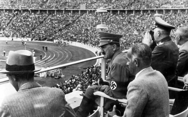 Adolf Hitler oglądający zawody lekkoatletyczne na Stadionie...