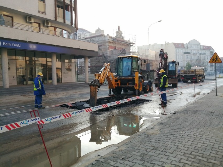 Ogromne utrudnienia na Garbarach w Poznaniu. Ulica jest...