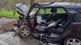 Groźny wypadek na ul. Wejherowskiej w Kostkowie. Kierowca wjechał w przydrożne drzewo i... dostał mandat | ZDJĘCIA