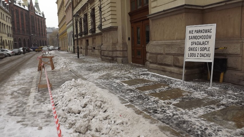 Wrocław: Miejsc do parkowania w centrum ubywa przez... sople (ZDJĘCIA)