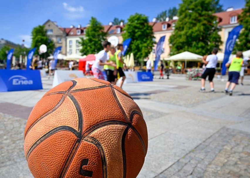 ENEA Streetball 2021 w Białymstoku. Na Rynku Kościuszki...