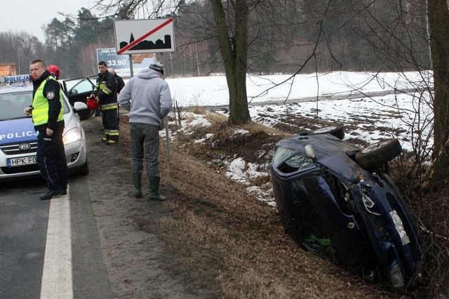 Pijacka szarża zakończyła się w rowie, samochód otarł się o dwa drzewa&#8230;