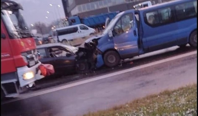 Wypadek na obwodnicy Wadowic. Jedna z osób został zakleszczona w rozbitym samochodzie.
