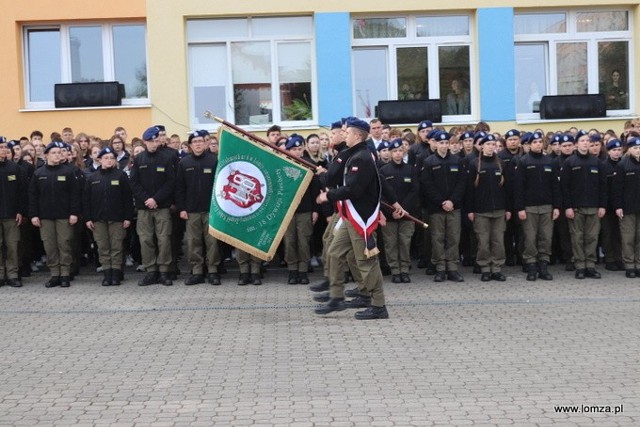 Imię 18 Dywizji Piechoty oraz sztandar otrzymały działające w strukturach Zespołu Szkół Ekonomicznych i Ogólnokształcących Technikum nr 6 i VI Liceum Ogólnokształcące.