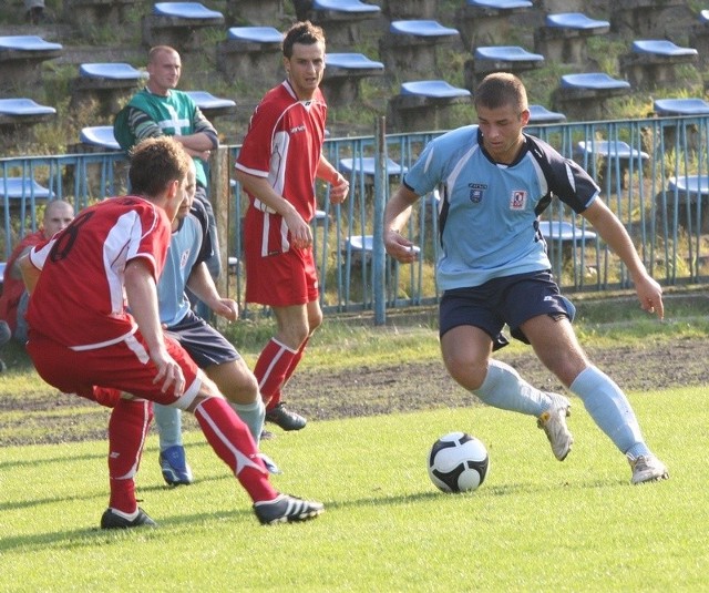 Piłkarze z Ustki (niebieskie stroje, przy piłce Damian Kotłowski) chcą wygrać także w Dębnicy.