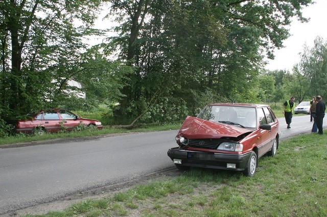 Po zderzeniu z polonezem (na pierwszym planie) opel zjechał do rowu i ściął drzewo.