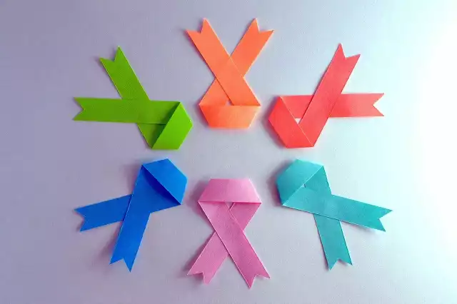 Kolorowe wstążeczki są symbolem walki z rakiem szyjki macicy i rakiem piersi