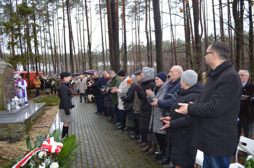 Uroczystości w Wąskim Lesie. W 84. rocznicę mordu upamiętniono mieszkańców pow. makowskiego zamordowanych przez Niemców