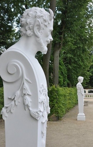 Pałac Branickich. Nowe rzeźby w ogrodzie [FOTO]