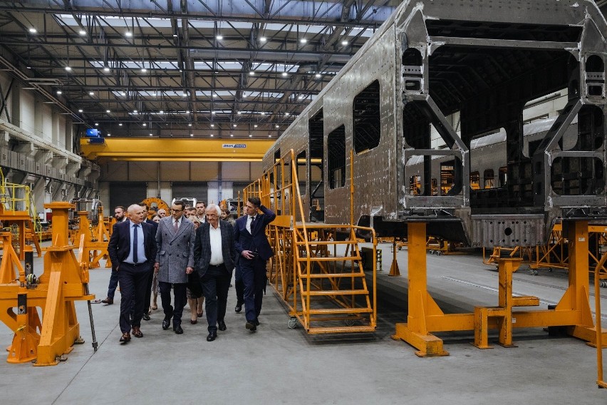 Premier Mateusz Morawiecki odwiedził zakład spółki Newag w Nowym Sączu. Spotkał się z załogą i obiecał wsparcie