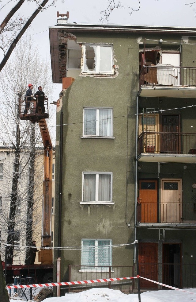 Wybuch gazu w Katowicach Efekty eksplozji gazu w mieszkaniu przy ulicy Adamskiego w Śródmieściu w 2006 roku