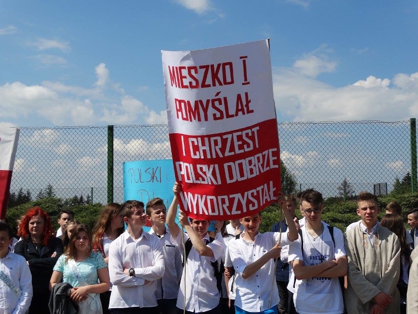 W Zakrzewie odbył się Marsz Jubileuszowy z okazji 1050 Rocznicy Chrztu Polski 