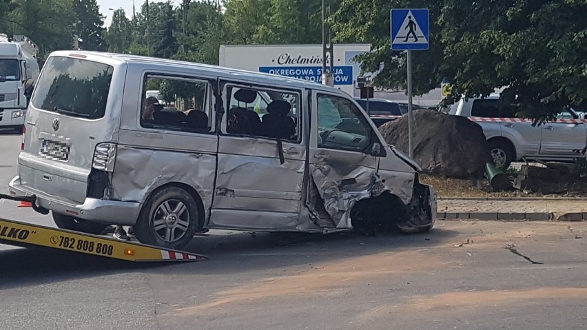 Wypadek na skrzyżowaniu w Kowali. Trzy osoby trafiły do szpitala 