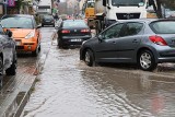 Zalana ulica w centrum Kielc. Trudno przejechać i przejść. Zobacz zdjęcia 