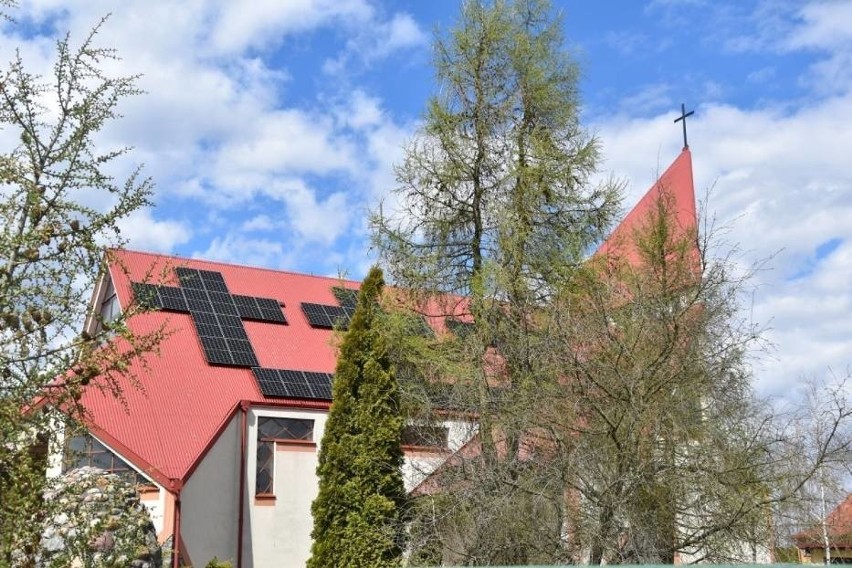 Fotowoltaiczne krzyże na dachu kościoła w Łubianie! Parafia szuka oszczędności, "liczymy, że będzie taniej"