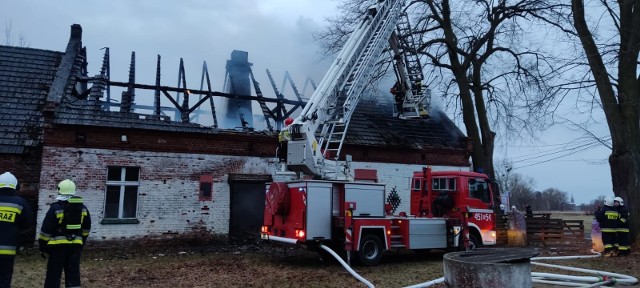 Pożar domu w Pieczyskach koło Namysłowa. Na miejscu 8 zastępów straży pożarnej.