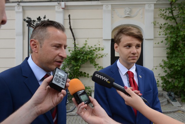 Radny Zbigniew Binek i Mikołaj Kiders z Młodzieżowej Rady Miasta opowiadają o nowym sukcesie Chynowa.