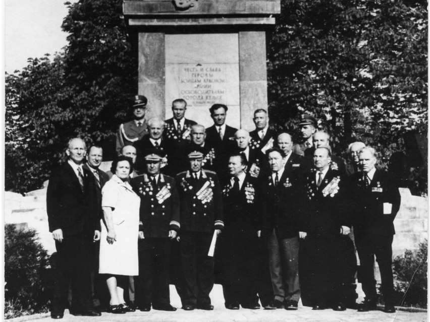 Delegacja radziecka przed pomnikiem wdzięczności w Kielcach,...