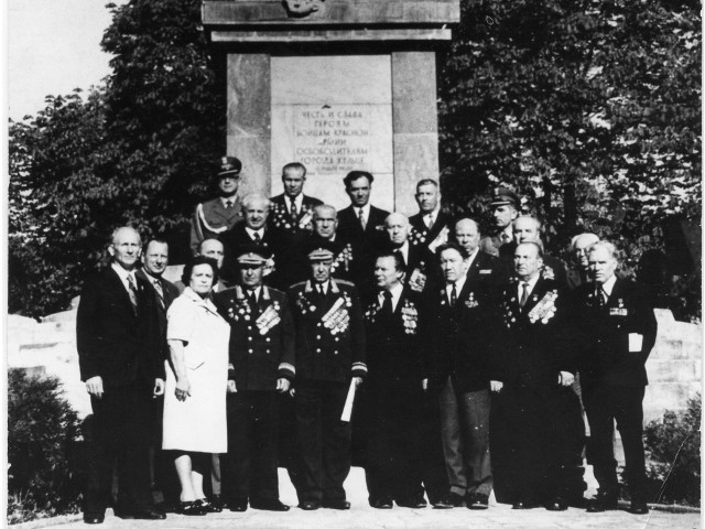 Delegacja radziecka przed pomnikiem wdzięczności w Kielcach, 1975 rok