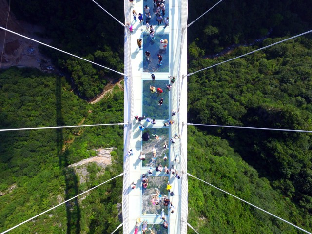 Turyści przechodzący po nowo otwartym moście w Chinach (20.08.2016).