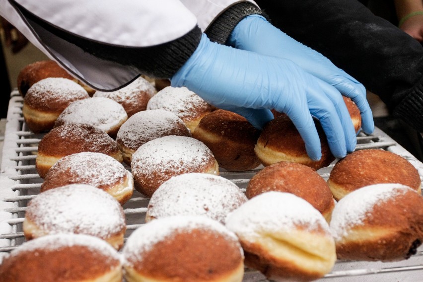 Jest wiele rodzajów pączków – z konfiturą, budyniem,...