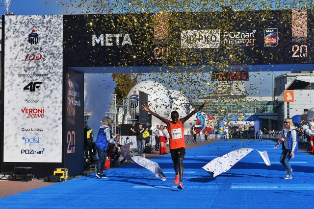 Cosmas Kyeva wygrał 20. PKO Poznań Maraton im. Macieja Frankiewicza. 34-letni Kenijczyk triumfował po raz drugi z rzędu, a trzeci w ogóle i zrobił to jako pierwszy zawodnik w historii poznańskiego biegu. Drugie i trzecie miejsce zajęli rodacy Kyevy, Raymond Chemungor i Mathew Kiptoo. Najlepsze miejsce z Polaków - piąte - Emil Dobrowolski. Wśród kobiet wielkie zwycięstwo odniosła poznanianka Monika Stefanowicz.Przejdź do kolejnego zdjęcia --->