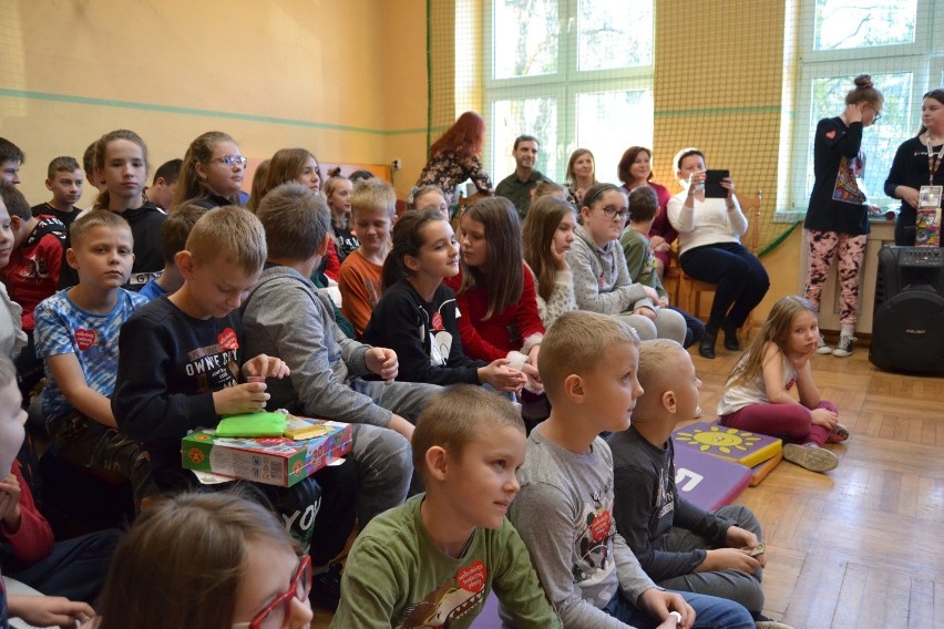 W Szkole Podstawowej im. Jana Kochanowskiego w Trzebiegoszczu odbył się szkolny finał Wielkiej Orkiestry