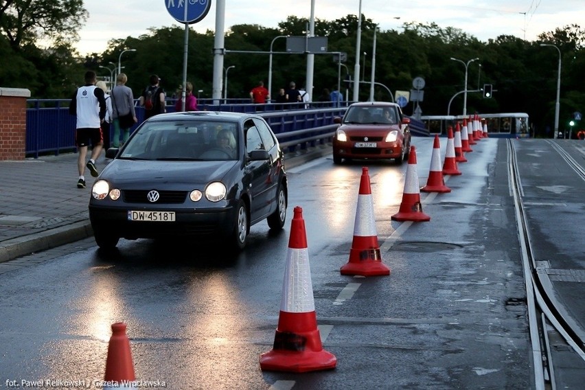 Nocny półmaraton sparaliżował miasto. Korki i zablokowane tramwaje (ZDJĘCIA)